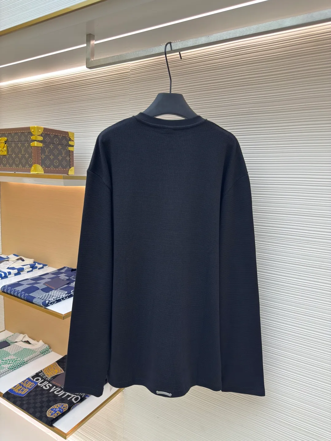 Chrome Hearts patchwork leather Henry collar waffle sweatshirt ●Original version: Purchased and developed for 17500 ●Item number: 1680092-A50 ●Fabric: waffle fabric ●Technology: Positioning cutting machine ●Version: fitted version ●Weight: about 520 grams ●Size: S-M-L-XL ●Description: The fabric is made of 350g cotton waffle double-layer material before washing (distinguish between low-gram weight cutting corners and non-pure cotton market goods) The silver buckles and scrolls are made of antique bronze and real silver (the materials used have reached 300+ quality on the market). The leather labels are still made of genuine imported lambskin. The most important thing is the hand-sewn leather (it involves high costs when it comes to manual work). A lot of effort has been put into the fabric, hardware and craftsmanship. The top quality in the market and the industry benchmark are only owned by a few people. The overall wiring is straight and delicate, the fabric is comfortable and soft, and the color is consistent without color difference. It can be matched with the same style to create a fashionable look and control various occasions. Customized accessories, complete with three standards, same style for men and women!